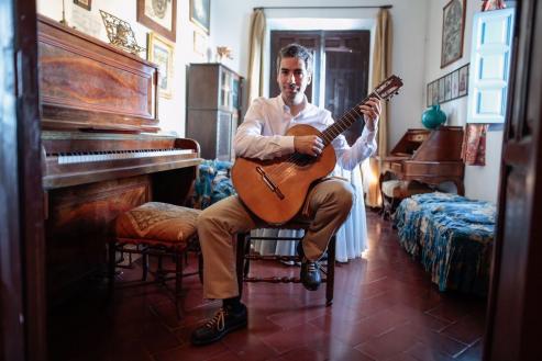 El músico, compositor e investigador betanceiro alterna su residencia en Buenos Aires con giras por Europa para dar conciertos y conferencias. Actualmente realiza una estancia de investigación en la Fundación Sacher de Basilea.