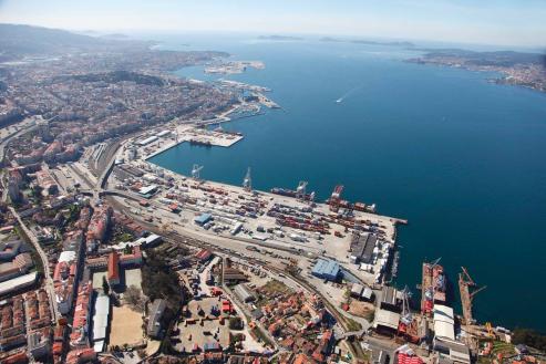 El Puerto de Vigo se ha convertido, a lo largo de los años, en un referente mundial en el tráfico de pescado, situándose a la cabeza en la descarga de esta mercancía para consumo humano.