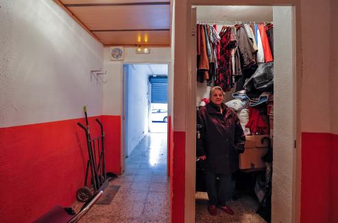 Rosario Planas lleva tres meses malviviendo en un ínfimo trastero en Valencia con un hijo discapacitado. Es lo que puede permitirse con la paga que tiene a sus 66 años.