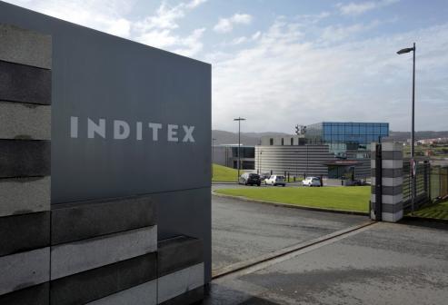 El presidente de Inditex ensalza la trayectoria del fundador de la firma tras recibir el Premio al liderazgo.