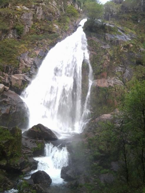   El Belelle nace en el barranco da Cernada, en San Martiño de Goente, recorre A Capela, Fene y Neda y permite ser recorrido desde su nacimiento, pasando por molinos, presas, su famosa cascada y un canal de agua único.