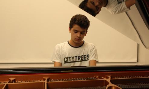 El pianista Sergio De Miguel logra una beca de 179.000 euros para la mejor universidad de música moderna del mundo, que hoy le entregará Gloria Estefan -Con 17 años, es el primer español en conseguirla.
