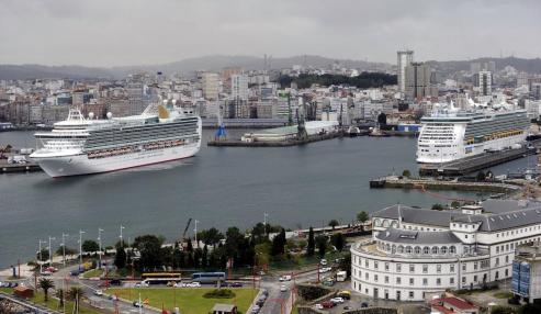 Uno de los buques, el noruego Hanseatic Inspiration, recaló en A Coruña en su ruta inaugural.