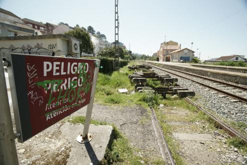 La senda que aprovecha las viejas vias del tren, tendrá un trazado de 3,6 kilómetros des de Teis hasta Urzaiz con areas de descanso y miradores.