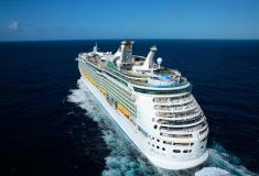 El "Explorer of the Seas" arribó a Vigo con cerca de 4.000 pasajeros a bordo, abriendo la última gran semana del turismo marítimo de este año.