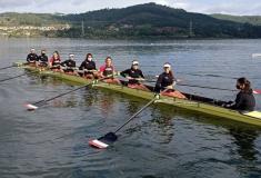 La entidad viguesa configuró la primera tripulación femenina gallega con deportistas del mismo club para un barco de ocho remeras y una patrona.   
