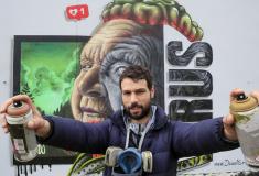 Después de coronarse el pasado mes de abril como campeón de grafitis de España, una obra del lucense ha sido elegida como el mejor grafiti del mundo del mes de agosto. Se trata de Julio César, un mural realizado en la Ronda de la Muralla, en el centro de Lugo.