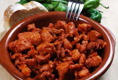 La ZORZA es la carne adobada para la fabricación de los "Chorizos" y cualquier epoca del año es buena para su degustación.