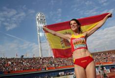 La campeona olimpica pasó unos dias en la Ribeira Sacra, donde disfruto del Cañon del Sil y los viñedos, con su amiga la atleta monfortina Saleta Fernandez